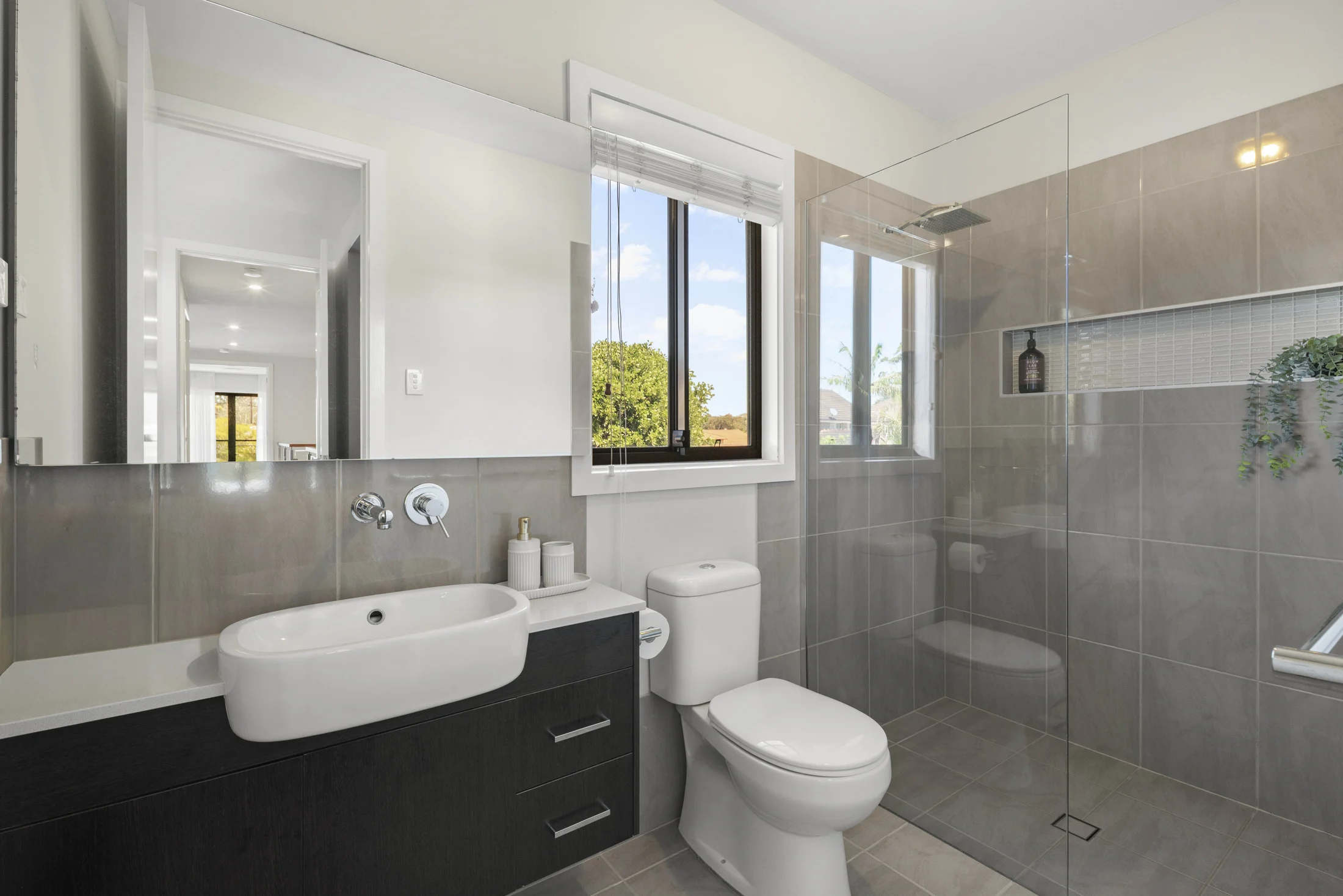 25 Phillip Street — bathrooms, photograph 05